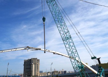 Yeni bir yol ve vinçle boru döşeme işi. Yaz. Mavi gökyüzü