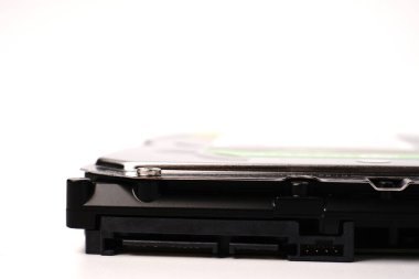 Metin için alanı olan beyaz bir arkaplanda bilgi depolamak için kullanılan Sata sabit diskinin bir parçası. Yakın çekim.