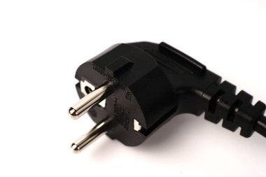 Beyaz arka planda siyah PC güç kablosu. Kapat