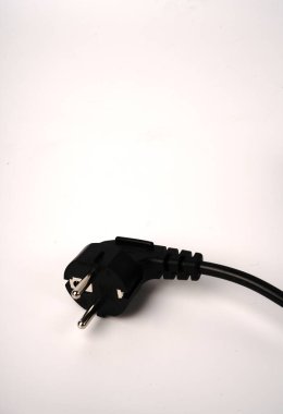 Beyaz arka planda siyah PC güç kablosu. Kapat