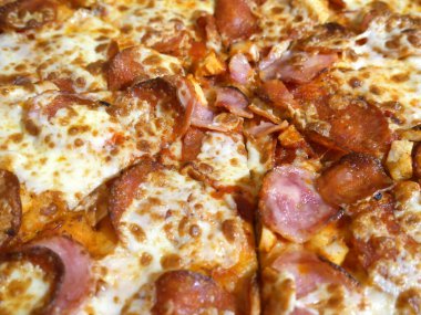 Sosisli ve sekiz çeşit peynirli pizza.