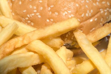 Moskova, Rusya - 14 Ocak 2021: Hamburger ve patates kızartması yakın plan. Parlak.