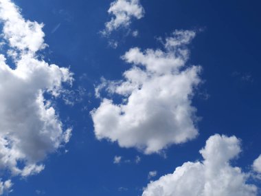 Mavi gökyüzü ve güzel beyaz bulutlar. Yaz. Parlak renkler