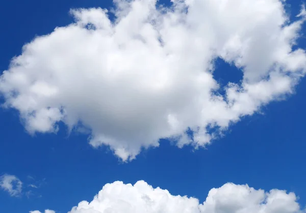 Μπλε ουρανός και όμορφα λευκά σύννεφα. Σάμερ. Φωτεινά χρώματα — Φωτογραφία Αρχείου