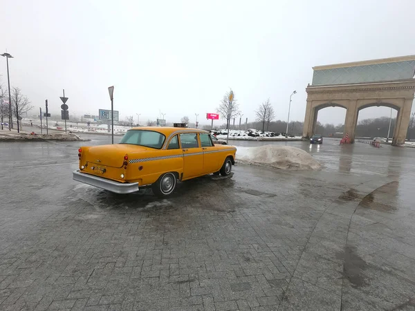 Moscú, Rusia - 27 de febrero de 2021: Un taxi retro amarillo de América de los años sesenta de la liberación se para en la calle de la ciudad en Moscú. Copia de exposición — Foto de Stock