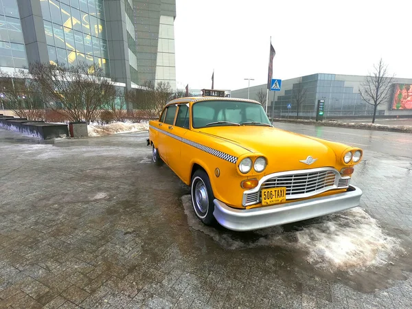 Moscou, Rússia - 27 de fevereiro de 2021: Um táxi retro amarelo da América dos anos sessenta de lançamento fica na rua da cidade em Moscou. Cópia da exposição — Fotografia de Stock