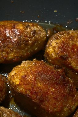 Koyu altın rengi tavada kızarmış pirzola. Yaklaştın. Ev yapımı.