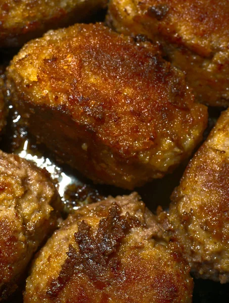 Fried cutlets in a frying pan of dark golden color. Closeup — ストック写真