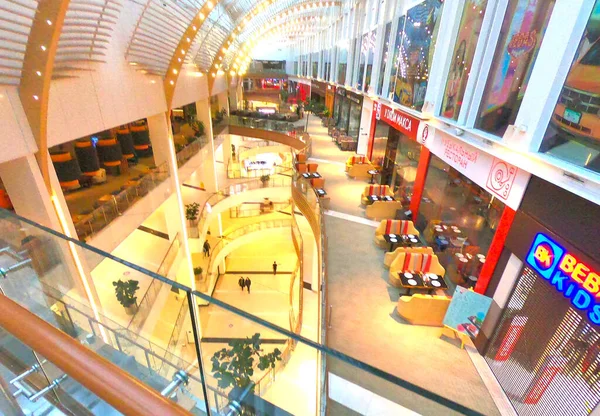 Moscow, Russia - february 27 2021: Shopping center from the inside from the height of the fourth floor. You can see the lower floors and many different shops —  Fotos de Stock