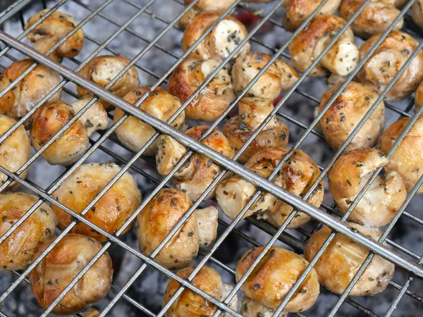 Paddenstoelen worden gebakken op een barbecue rooster op het vuur — Stockfoto