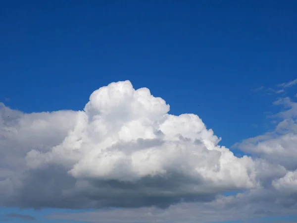 Λευκά χνουδωτά σύννεφα σε έναν καταγάλανο ουρανό. Το καλοκαίρι. Χώρος για κείμενο — Φωτογραφία Αρχείου
