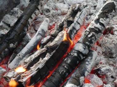 Ateşte yemek pişirmekten neredeyse sönmüş bir yangın. Yaz günü. Üst görünüm