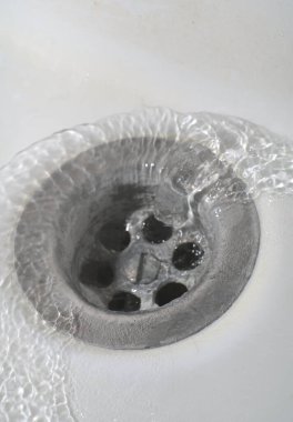 Metal lavabo dikey atışı. Su orada akar. Yakın çekim.