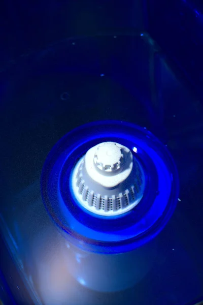 Het waterfilter binnenin is blauw. Je kunt de patroon zien die het water filtert. Verticale momentopname — Stockfoto