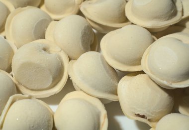 Çiğ donmuş börek. - Yakın çekim. Meyveli börekte buz görünür.
