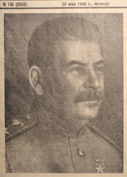 Moscou, Rússia - 30 de abril de 2021: Foto de Joseph Stalin de um velho jornal do quadragésimo quinto ano do século XX. Comandante Supremo da URSS durante a Segunda Guerra Mundial — Fotografia de Stock