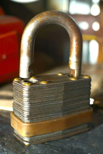 Een oud metalen roestig slot. Een close-up. Dimlichten — Stockfoto