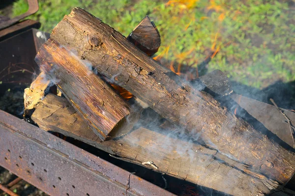 Grillen. Ein Ort für ein Lagerfeuer zum Kochen. Das Brennholz entzündet sich — Stockfoto