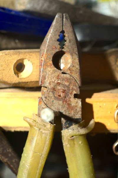 Een oud handgereedschap in de garage van een reparateur. Sluitingsdatum — Stockfoto