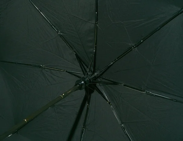 Paraguas negro con radios en el interior. Cerca. Elegante —  Fotos de Stock