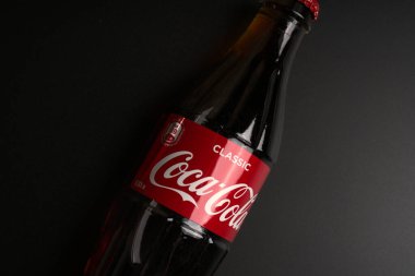 Moskova, Rusya - 20 Mayıs 2021: Siyah arka planda cam bir şişe Coca-Cola. Yakın çekim.