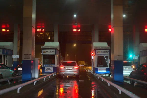 Moskevský region, Rusko - 11. května 2021: Mýtné silniční stanoviště pro placení cestovních a kontrolních aut v noci. Spousta linií a bariér. Spousta aut a světel se rozsvěcí — Stock fotografie