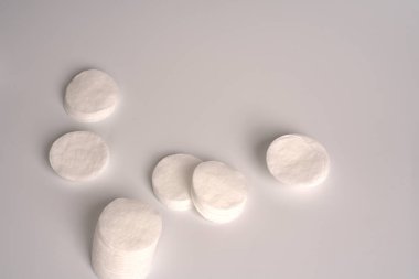 Beyaz arka planda makyaj ve spa tedavileri için pamuk pedler. - Yakın çekim. Metin için boşluk