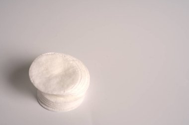 Beyaz arka planda makyaj ve spa tedavileri için pamuk pedler. - Yakın çekim. Metin için boşluk
