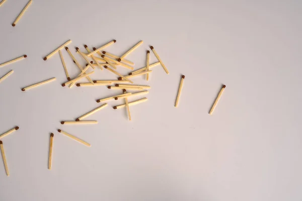 Dispersos aleatoriamente fósforos em um fundo branco. Flatlay. Espaço para o texto — Fotografia de Stock