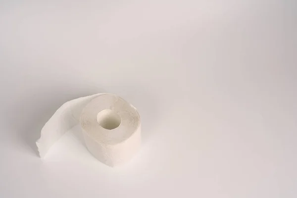 Een rol toiletpapier op een witte achtergrond. Bovenaanzicht. Ruimte voor tekst — Stockfoto