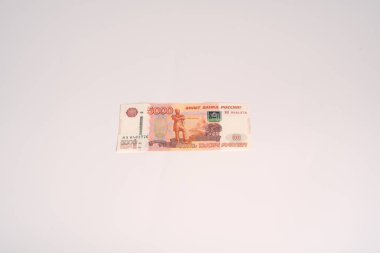 Beyaz arka planda beş bin ruble..