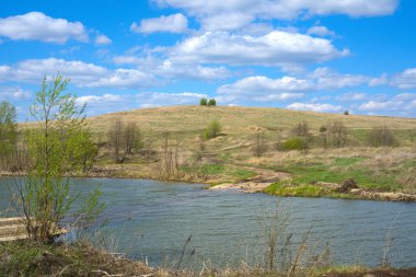 İlkbaharda nehir ve çimenler hala kum renkli..