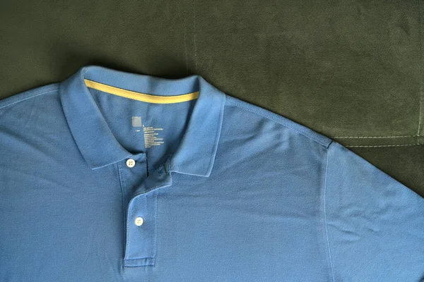 Moscú, Rusia - 8 de junio de 2021: Polo azul. Ropa sencilla y cómoda para todos los días. Aplanado —  Fotos de Stock