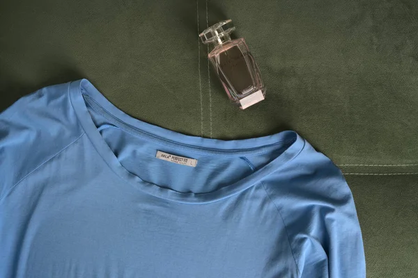 Moscú, Rusia - 8 de junio de 2021: Chaqueta para mujer de color azul cielo con un gran escote y perfume para mujer. Aplanado —  Fotos de Stock