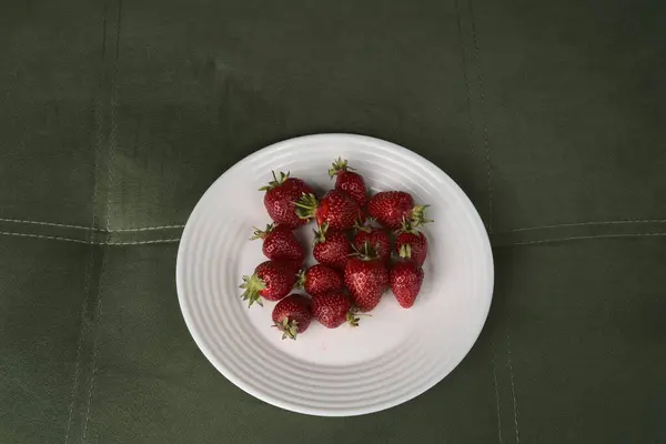 하얀 접시 위에 놓인 딸기. — 스톡 사진