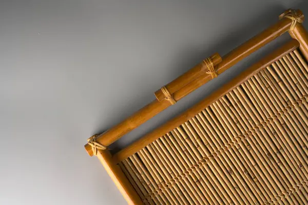 Taca wykonana w całości z bambusa na szarym tle. — Zdjęcie stockowe