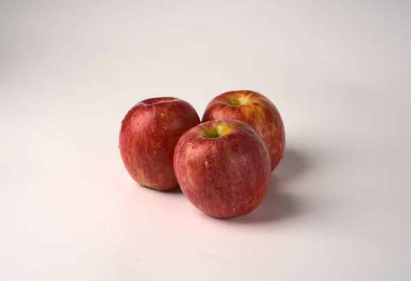 Tres manzanas grandes jugosas rojas sobre un fondo blanco. —  Fotos de Stock