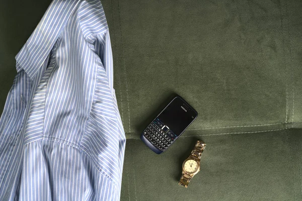 Moscow, Russia - june 8 2021: Офіс синій смугастий сорочку. Поряд з ним стоїть мобільний телефон Nokia і золотий годинник. Концепція моди початку XX століття — стокове фото