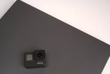 Moskova, Rusya - 30 Mayıs 2021: Aksiyon kamerası beyaz arka planda dizüstü bilgisayarın kapağında yer alıyor. Üst Manzara. Metin için boşluk