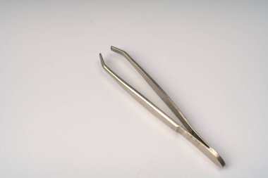 Kaşlarından kıl çekmek için cımbız yakın plan..