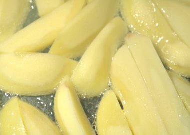 Kızarmış patatesler evde kızartma tavasında kızartılır..