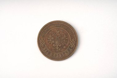 1913 'te beyaz arka planda 3 kopek eski bir sikke..