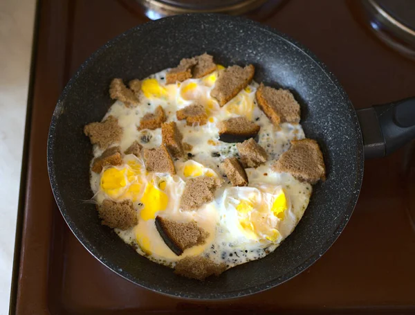 学生们的生活方式早餐。在煎锅里煎的布朗面包和煎蛋. — 图库照片