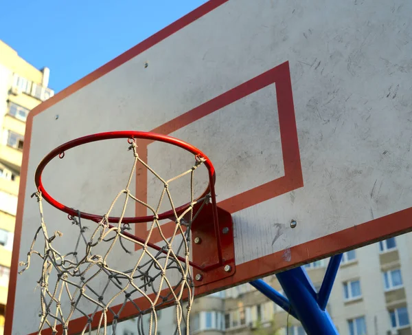 Der Basketballkorb auf der Straße ist nah. — Stockfoto