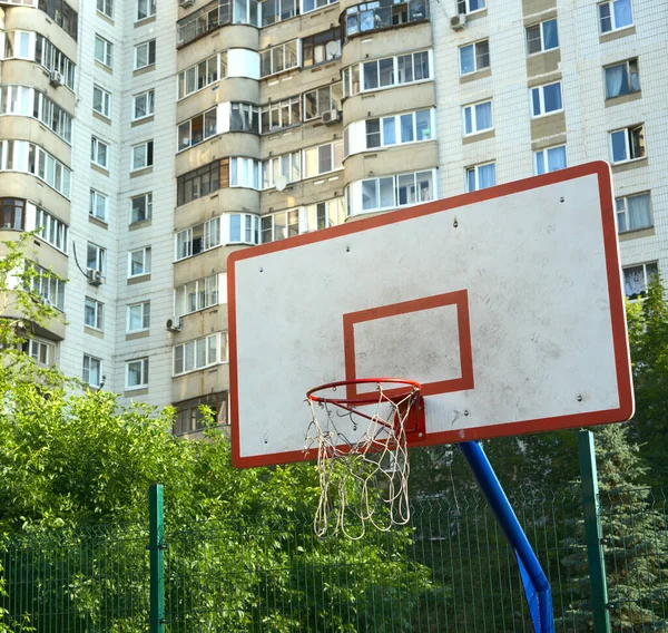 Ein Basketballschild und ein Ring zum Spielen im Freien. — Stockfoto