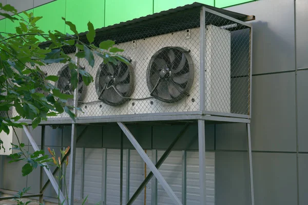 Tienda ventiladores que toman el aire de la calle. — Foto de Stock