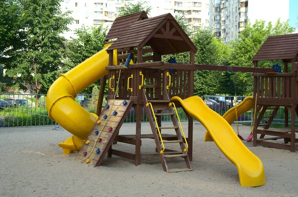 Moscow, Russia - june 27 2021: Childrens Playground з слайдом, на якому діти можуть котитися вниз — стокове фото