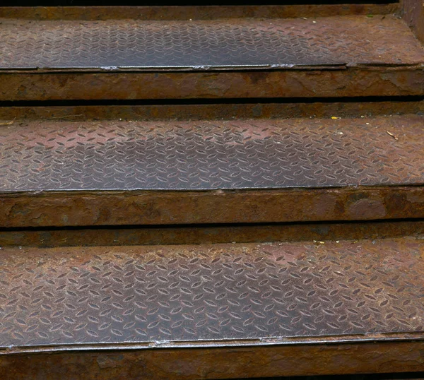 Metal rusty steps that are still being walked on — Stockfoto