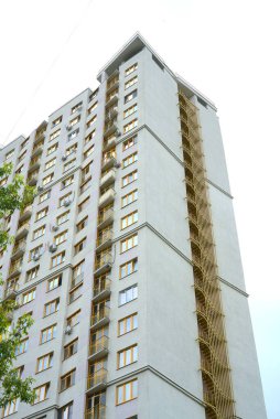 Moskova, Rusya - 30 Haziran 2021: İnsanların yaşadığı bir yerleşim bölgesinde yüksek binalar