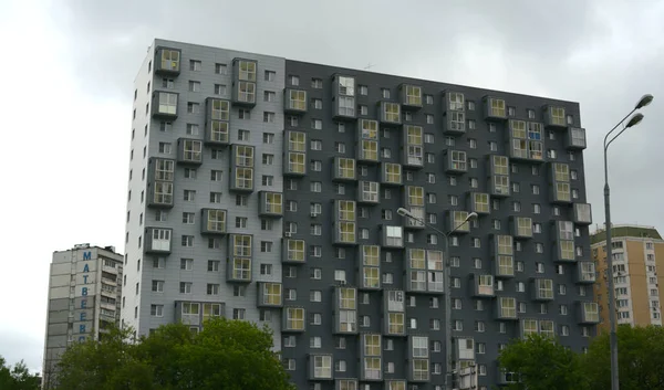 モスクワ、ロシア- 2021年6月30日:人々が住む住宅街の高層モダンな建物 — ストック写真